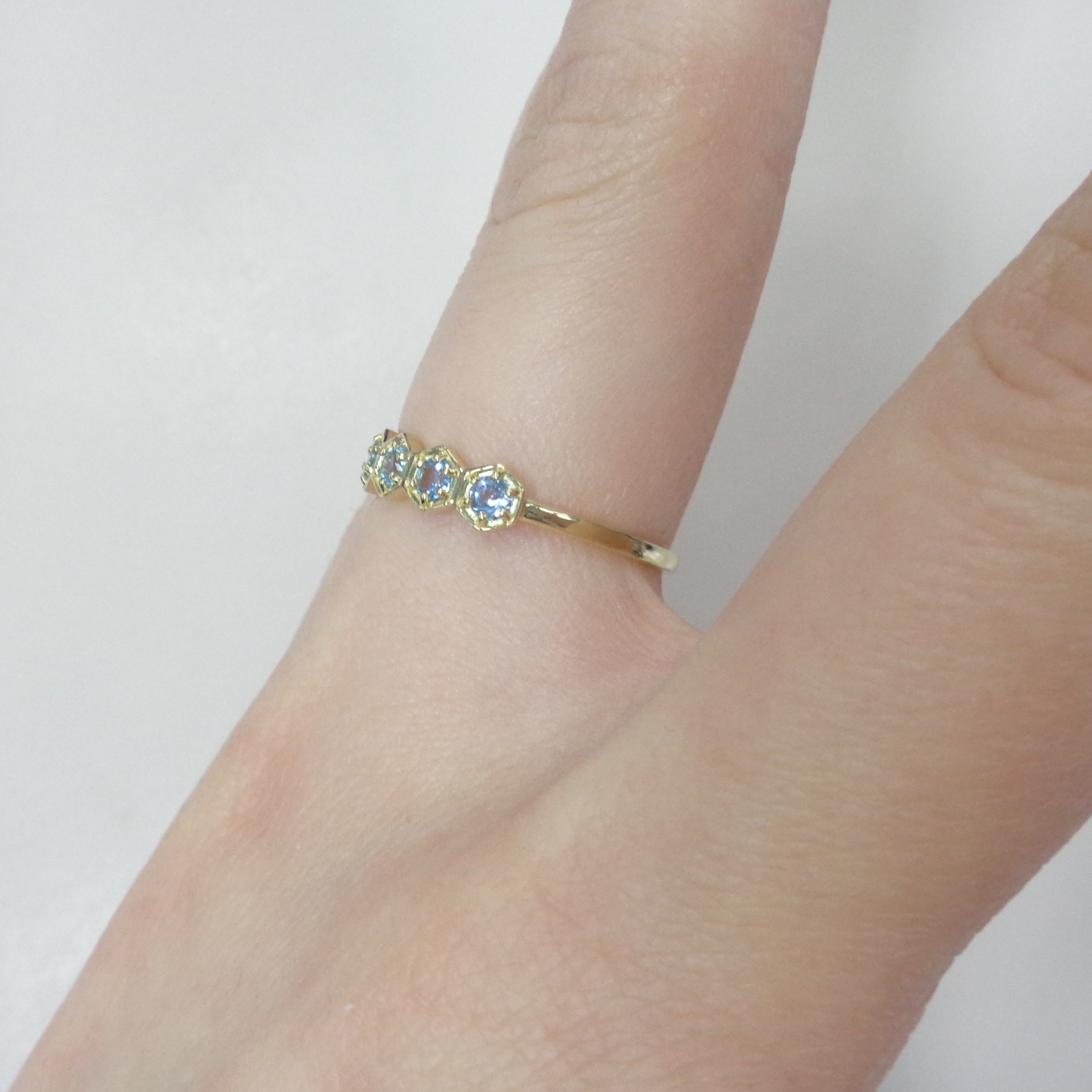 Кольцо из желтого золота с топазами